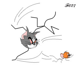 chat qui court après une souris